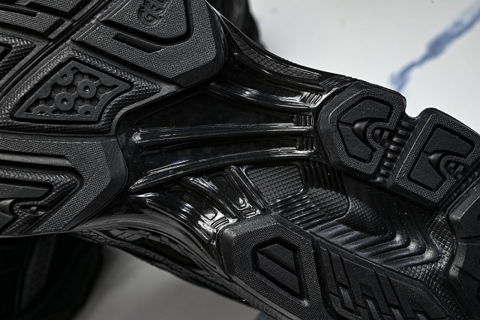 1203B110-001 GEL-KAYANO 14 BLACK/BLACK