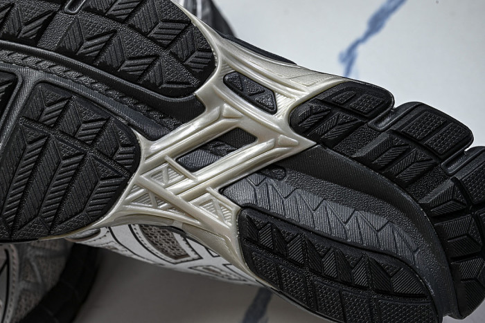 1203A388-020 GEL-KAYANO 20 GRAVEL/PURE SILVER