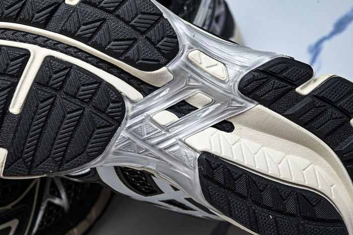 1203A388-001 GEL-KAYANO 20 BLACK/PURE SILVER