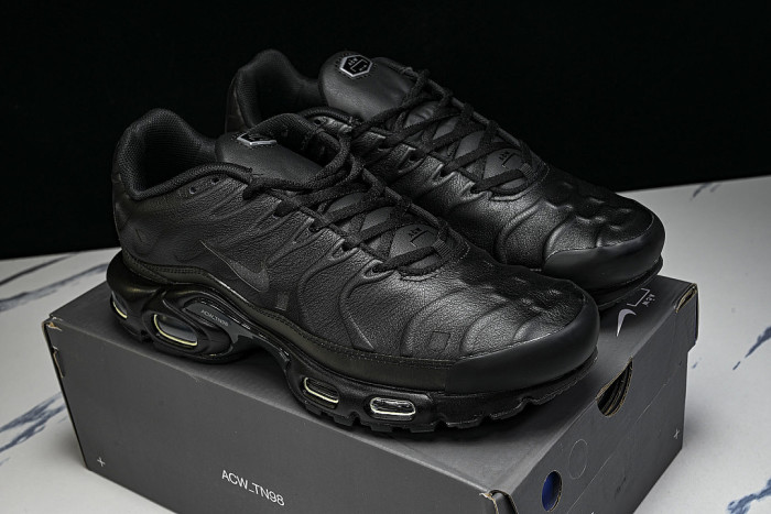FD7855-001 AIR MAX PLUS BLACK/OFF NOIR/LIGHT IRON ORE/OBSIDIAN/COOL GREY/IRON GREY