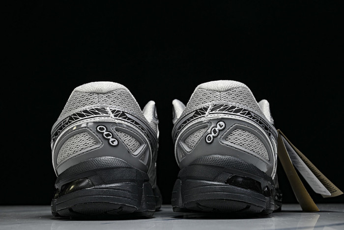 1203A388-020 GEL-KAYANO 20 GRAVEL/PURE SILVER