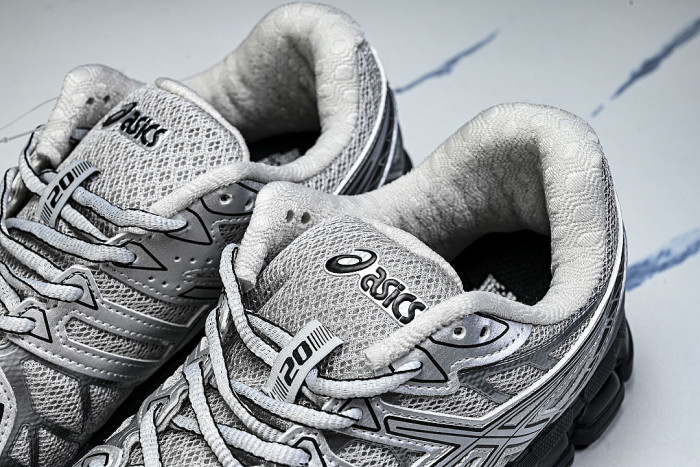 1203A388-020 GEL-KAYANO 20 GRAVEL/PURE SILVER