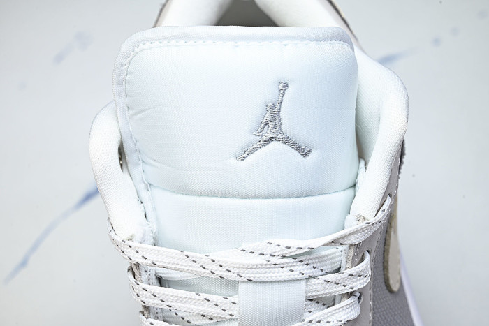 IO2049-100 JORDAN 1 LOW SE OFF WHITE/SOFT PEARL/LIGHT SMOKE GREY