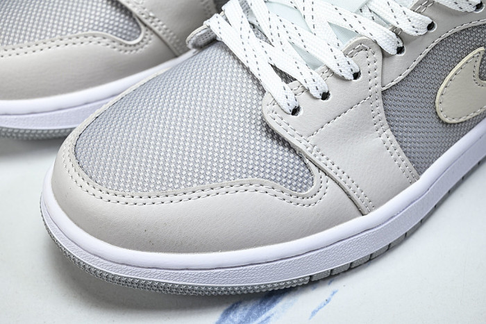 IO2049-100 JORDAN 1 LOW SE OFF WHITE/SOFT PEARL/LIGHT SMOKE GREY