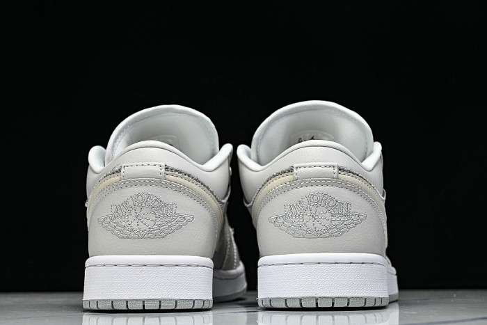 IO2049-100 JORDAN 1 LOW SE OFF WHITE/SOFT PEARL/LIGHT SMOKE GREY
