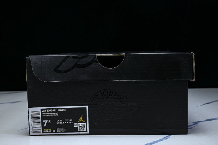 IO2049-100 JORDAN 1 LOW SE OFF WHITE/SOFT PEARL/LIGHT SMOKE GREY