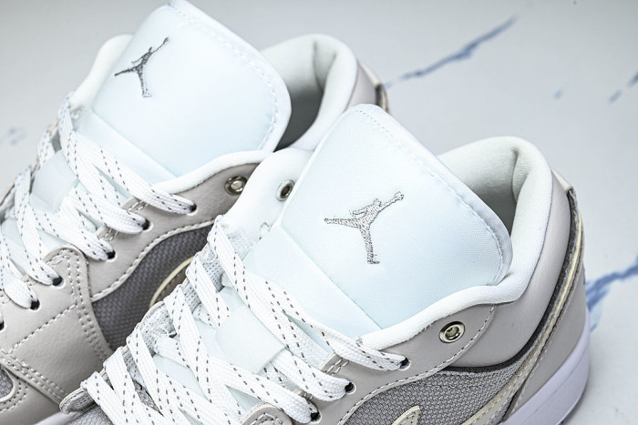IO2049-100 JORDAN 1 LOW SE OFF WHITE/SOFT PEARL/LIGHT SMOKE GREY