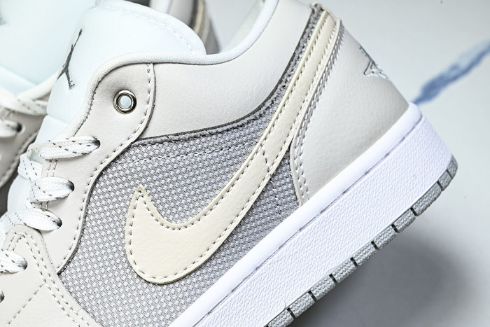 IO2049-100 JORDAN 1 LOW SE OFF WHITE/SOFT PEARL/LIGHT SMOKE GREY