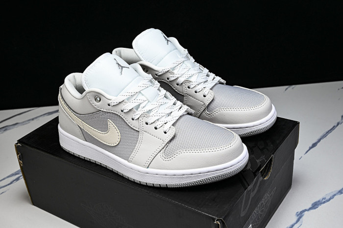 IO2049-100 JORDAN 1 LOW SE OFF WHITE/SOFT PEARL/LIGHT SMOKE GREY