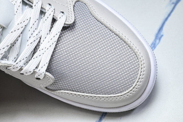 IO2049-100 JORDAN 1 LOW SE OFF WHITE/SOFT PEARL/LIGHT SMOKE GREY