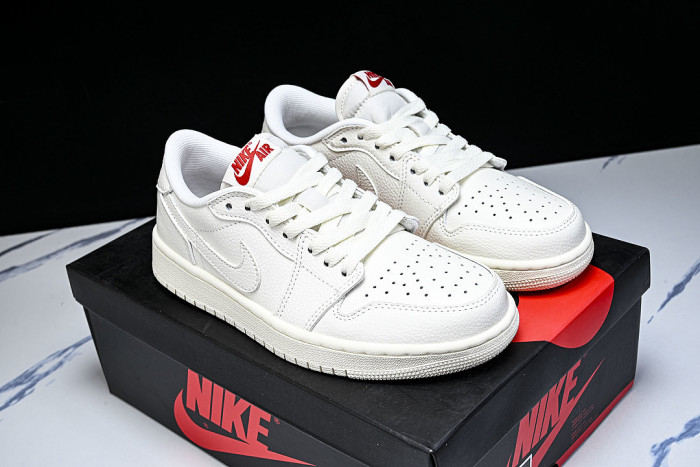 HQ6998-100 JORDAN 1 RETRO LOW OG SAIL/SAIL/UNIVERSITY RED