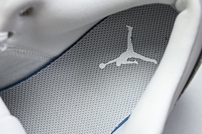IO2049-100 JORDAN 1 LOW SE OFF WHITE/SOFT PEARL/LIGHT SMOKE GREY