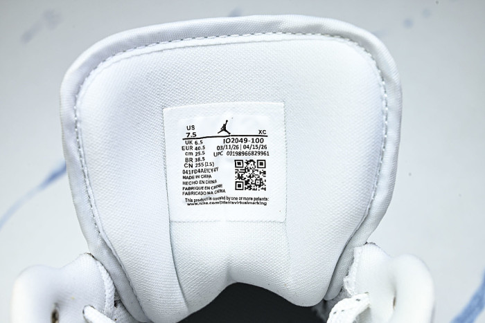 IO2049-100 JORDAN 1 LOW SE OFF WHITE/SOFT PEARL/LIGHT SMOKE GREY