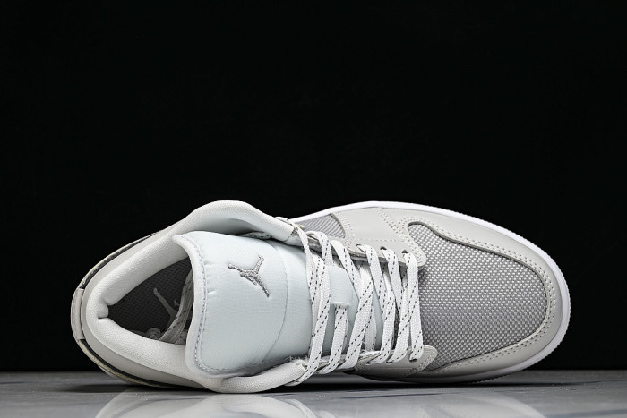 IO2049-100 JORDAN 1 LOW SE OFF WHITE/SOFT PEARL/LIGHT SMOKE GREY