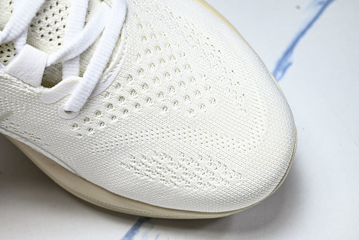 1011B794-101 GEL-NIMBUS 26 WHITE/WHITE