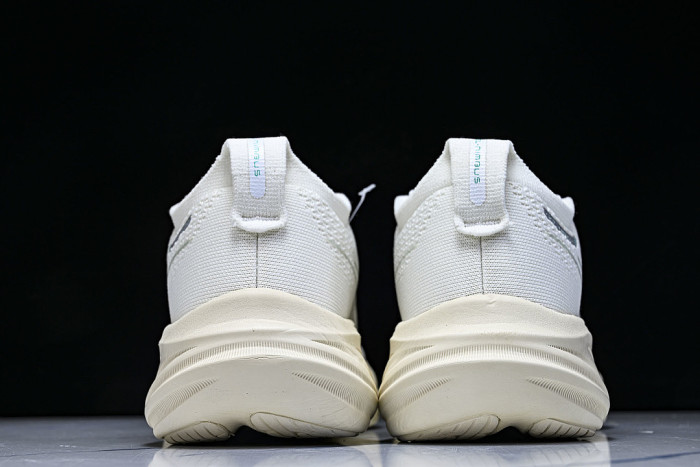 1011B794-101 GEL-NIMBUS 26 WHITE/WHITE