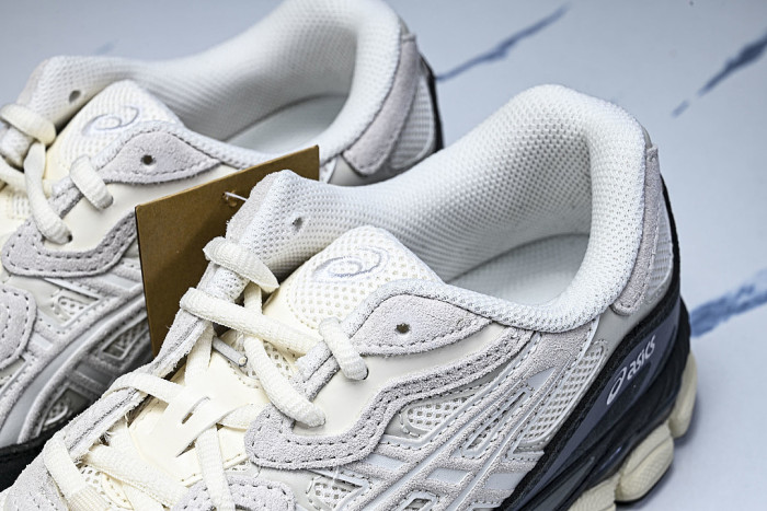 1203A383-111 GEL-NYC WHITE/SMOKE GREY