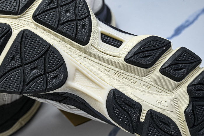 1203A383-111 GEL-NYC WHITE/SMOKE GREY