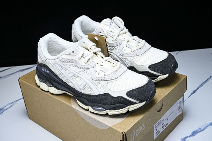 1203A383-111 GEL-NYC WHITE/SMOKE GREY