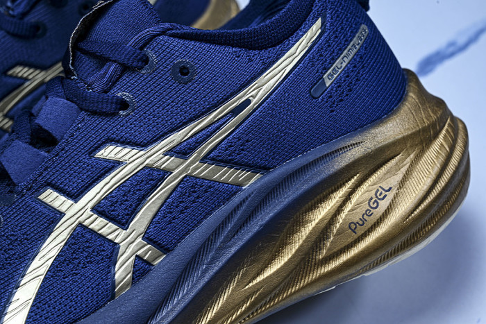 1011B946-400 GEL-NIMBUS 26 PLATINUM BLUE EXPANSE/CHAMPAGNE