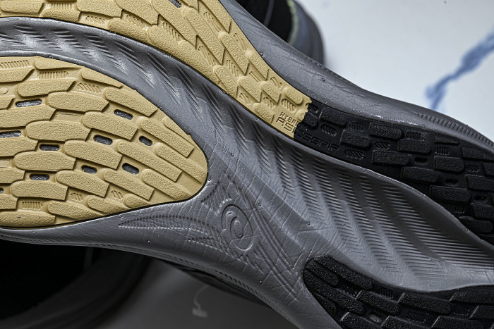 1011B922-001 GEL-NIMBUS 26 PLATINUM BLACK/CHAMPAGNE