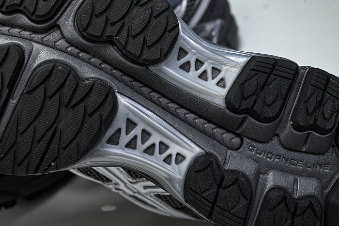 1203A930-020 GEL-KAYANO 12.1 TORNADO/PURE SILVER