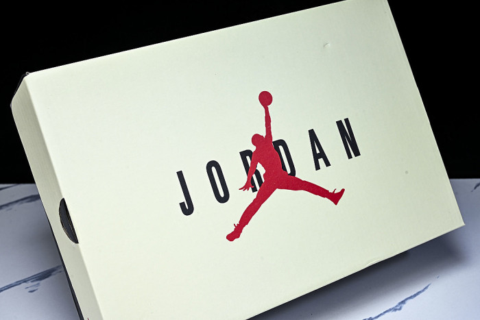 HJ6777- 006 JORDAN CMFT ERA BLACK/WOLF GREY/WHITE/INFRARED 23