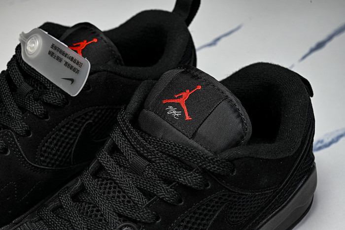 HJ6777-060 JORDAN CMFT ERA BLACK/GYM RED/ANTHRACITE/BLACK