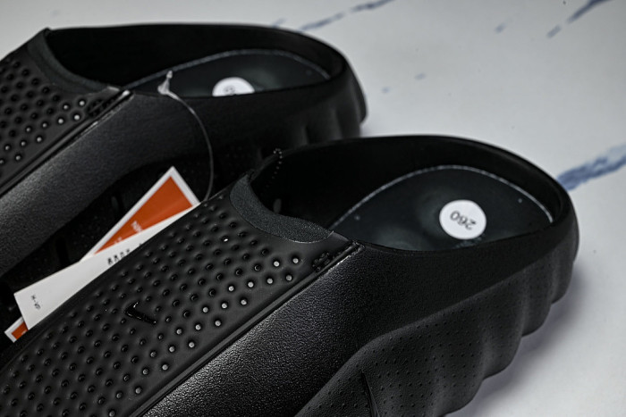 HQ4307-005 MIND 001 MEN'S AND WOMEN'S PRE COMPETITION TRAINING SLIPPERS BLACK/INKINESS