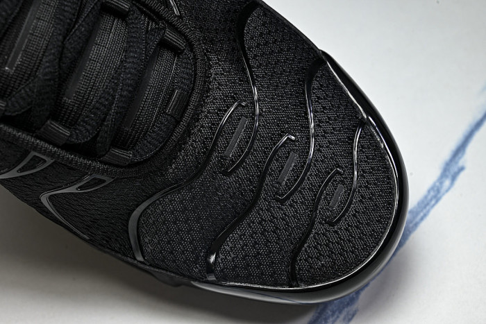 604133-050 AIR MAX PLUS BLACK/BLACK-BLACK