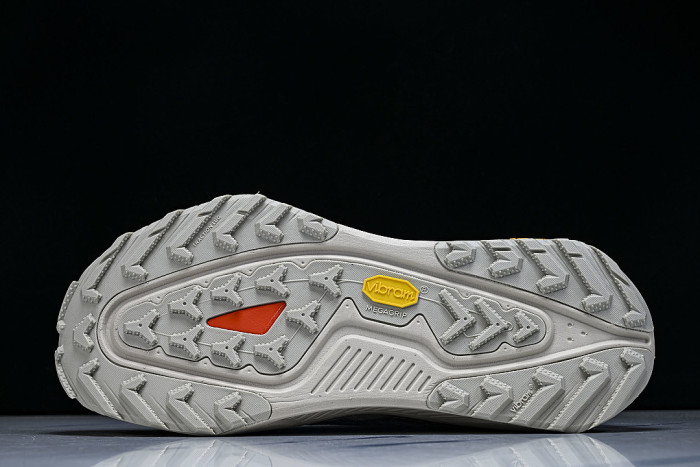 HV8113-200 ZOOMX ACG ZEGAMA CREAM II/SAFETY ORANGE/LIGHT OREWOOD BROWN