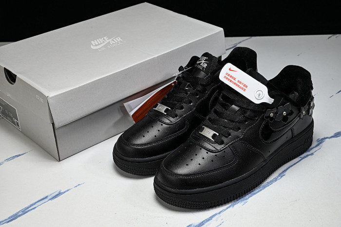 IR8637-001 AIR FORCE 1 LOW 07 BLACK/OFF-NOIR/METALLIC SILVER/BLACK
