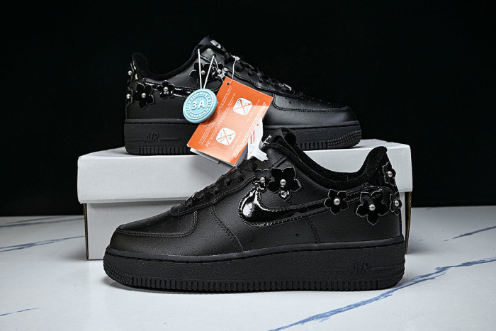 IR8637-001 AIR FORCE 1 LOW 07 BLACK/OFF-NOIR/METALLIC SILVER/BLACK