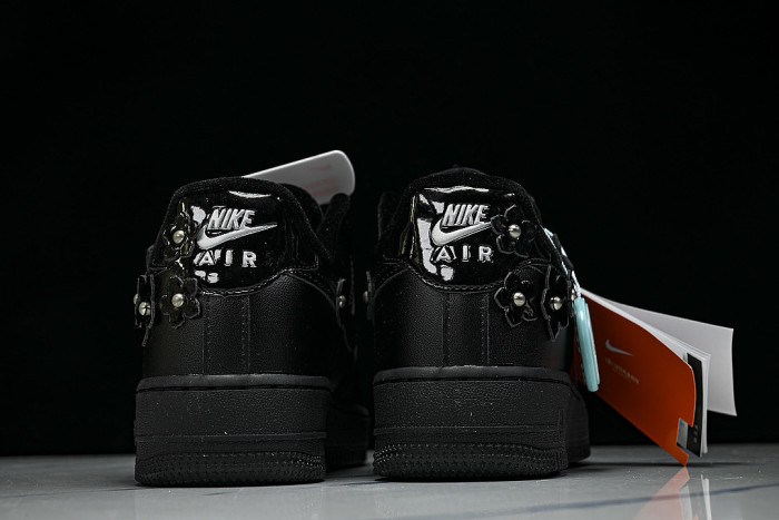 IR8637-001 AIR FORCE 1 LOW 07 BLACK/OFF-NOIR/METALLIC SILVER/BLACK