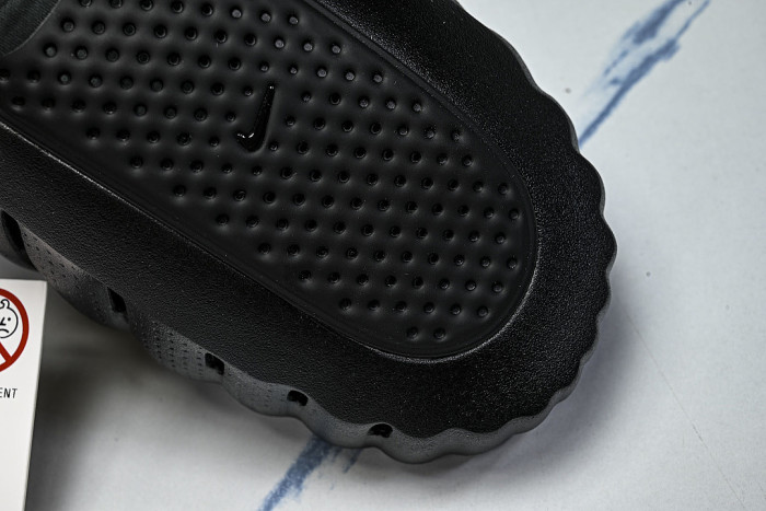 HQ4307-005 MIND 001 MEN'S AND WOMEN'S PRE COMPETITION TRAINING SLIPPERS BLACK/INKINESS