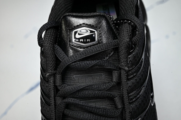 604133-050 AIR MAX PLUS BLACK/BLACK-BLACK