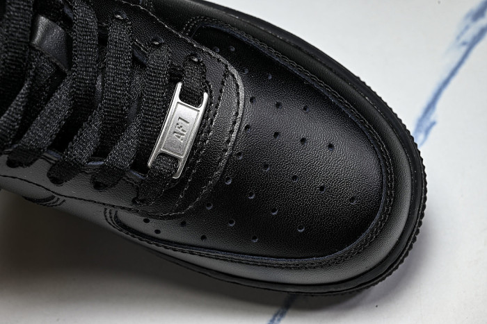 IR8637-001 AIR FORCE 1 LOW 07 BLACK/OFF-NOIR/METALLIC SILVER/BLACK