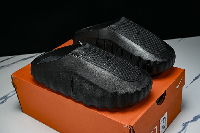 HQ4307-005 MIND 001 MEN'S AND WOMEN'S PRE COMPETITION TRAINING SLIPPERS BLACK/INKINESS