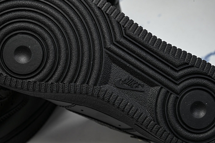 IR8637-001 AIR FORCE 1 LOW 07 BLACK/OFF-NOIR/METALLIC SILVER/BLACK