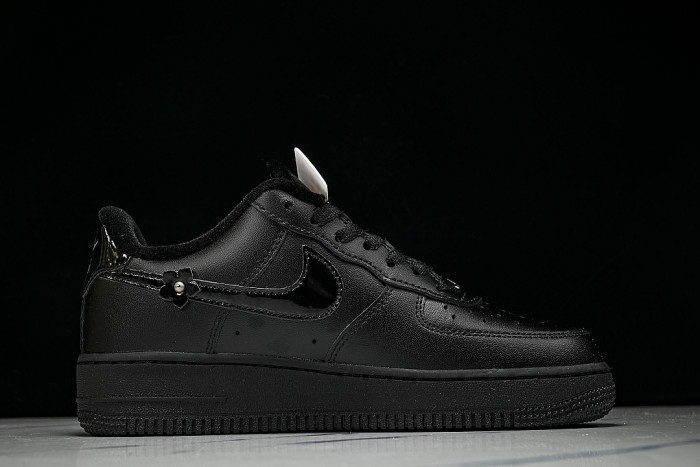 IR8637-001 AIR FORCE 1 LOW 07 BLACK/OFF-NOIR/METALLIC SILVER/BLACK