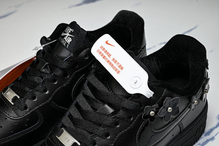 IR8637-001 AIR FORCE 1 LOW 07 BLACK/OFF-NOIR/METALLIC SILVER/BLACK