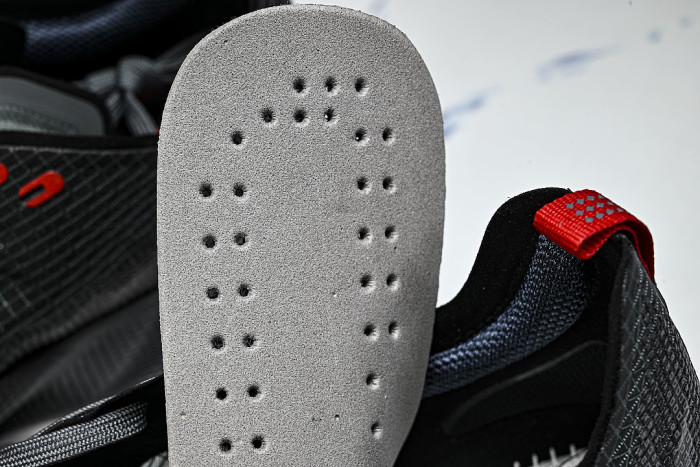 HM9697-002 AVA X BREATHABLE AND SUPPORTIVE RUNNING SHOES BLACK/GREY/RED