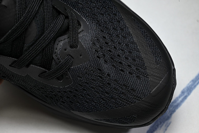 HV8113-002 ZOOMX ACG ZEGAMA BLACK/ANTHRACITE