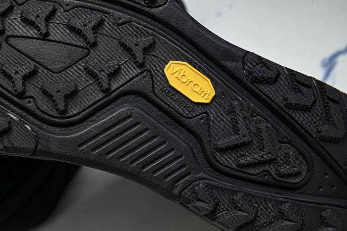 HV8113-002 ZOOMX ACG ZEGAMA BLACK/ANTHRACITE