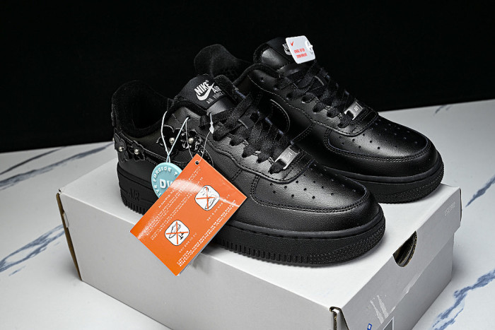 IR8637-001 AIR FORCE 1 LOW 07 BLACK/OFF-NOIR/METALLIC SILVER/BLACK