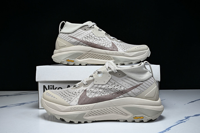 HV8113-200 ZOOMX ACG ZEGAMA CREAM II/SAFETY ORANGE/LIGHT OREWOOD BROWN