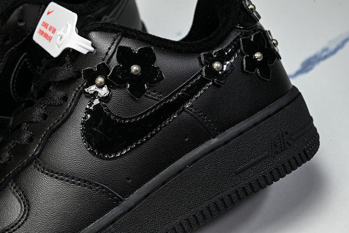IR8637-001 AIR FORCE 1 LOW 07 BLACK/OFF-NOIR/METALLIC SILVER/BLACK
