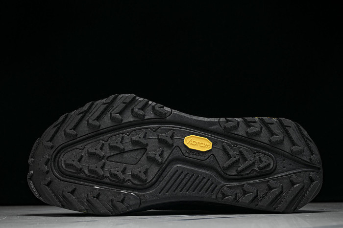 HV8113-002 ZOOMX ACG ZEGAMA BLACK/ANTHRACITE