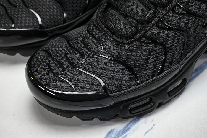 604133-050 AIR MAX PLUS BLACK/BLACK-BLACK