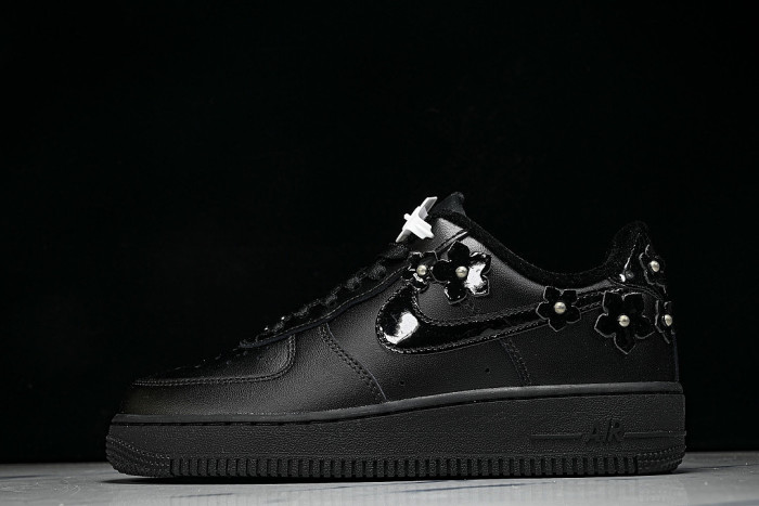 IR8637-001 AIR FORCE 1 LOW 07 BLACK/OFF-NOIR/METALLIC SILVER/BLACK